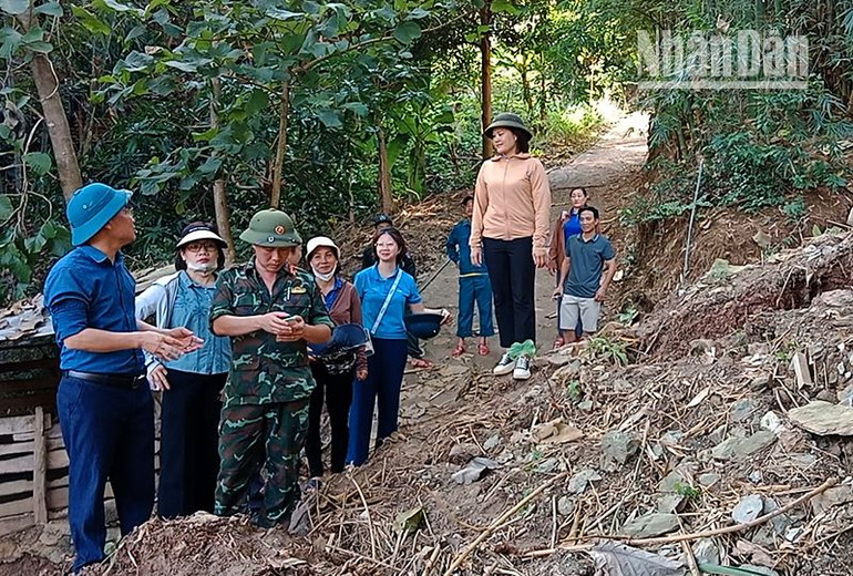 Lãnh đạo huyện Bắc Yên cùng đoàn công tác kiểm tra khu vực nguy cơ sạt lở và trực tiếp xuống các hộ tuyên truyền di dời khỏi khu vực nguy cơ sạt lở. (Ảnh: A CHỚ)