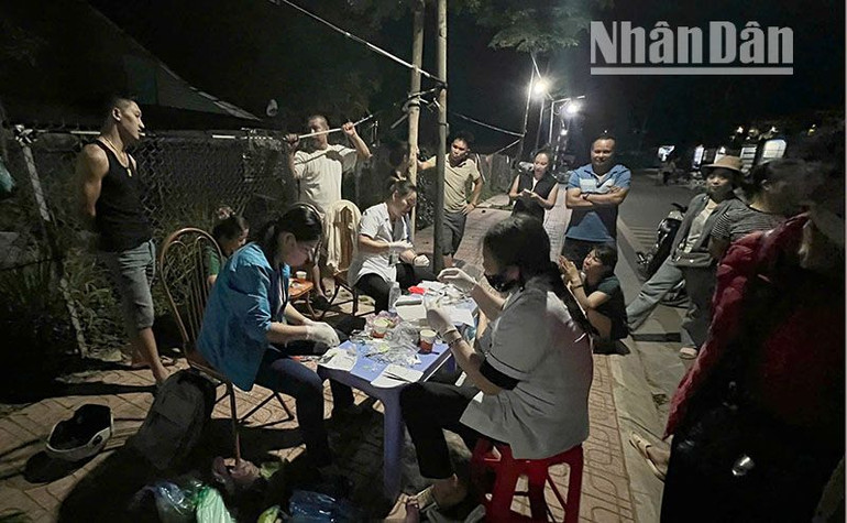 Các cơ quan chuyên môn tiến hành lấy mẫu ngay tại khu vực chợ đầu mối bản Mé Ban, xã Chiềng Cơi, thành phố Sơn La.