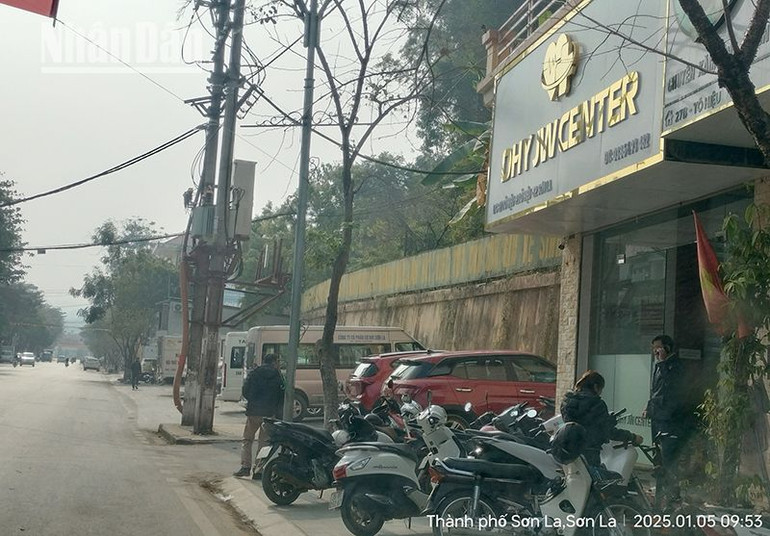 Địa chỉ số 27 Tô Hiệu, thành phố Sơn La với tên trên biển hiệu là “DHY JW CENTER” thường xuyên có người đến điều trị.