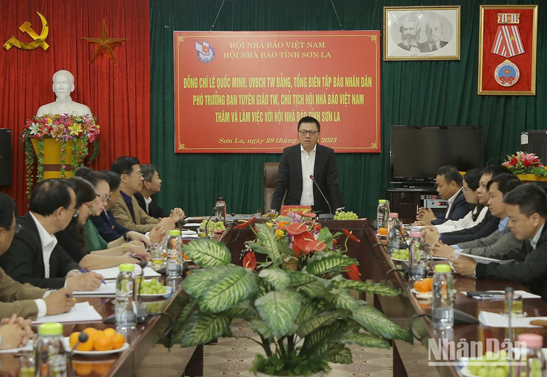 Đồng chí Lê Quốc Minh phát biểu tại cuộc làm việc với Hội Nhà báo tỉnh Sơn La và các cơ quan báo chí của tỉnh.
