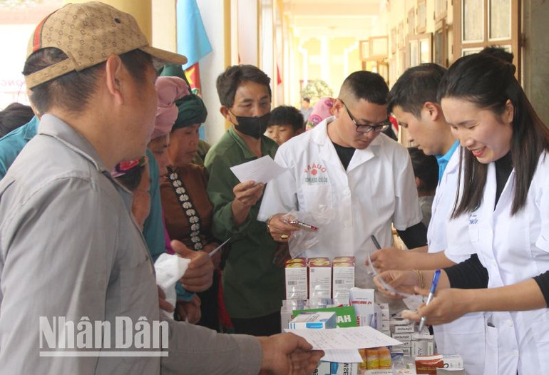 Chương trình đã tổ chức khám, phát thuốc miễn phí cho người dân trên địa bàn xã Phiêng Pằn.