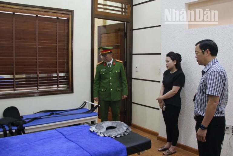 Đoàn kiểm tra do đồng chí Phó Chủ tịch Ủy ban nhân dân thành phố Sơn La làm trưởng đoàn đã tiến hành kiểm tra tại Viện trị liệu MB, số 99G, tổ 7, phường Tô Hiệu. (Ảnh: LAM GIANG)