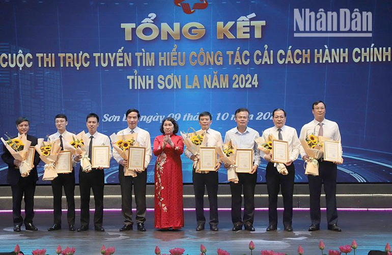 Đồng chí Tráng Thị Xuân, Phó Chủ tịch Thường trực Ủy ban nhân dân tỉnh Sơn La trao giải cho các tập thể, cá nhân đoạt giải Cuộc thi trực tuyến “Tìm hiểu công tác cải cách hành chính tỉnh Sơn La”.