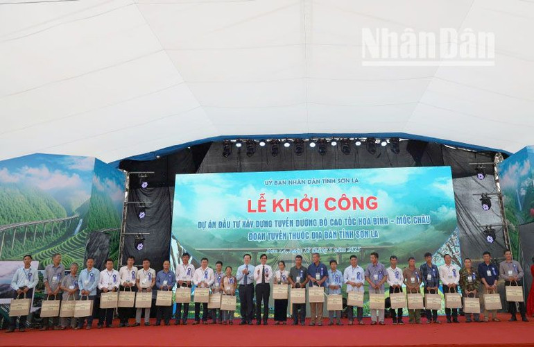 Đồng chí Mai Văn Chính, Phó Thủ tướng Chính phủ và lãnh đạo tỉnh Sơn La tặng quà cho các cá nhân tiêu biểu trong thực hiện dự án.