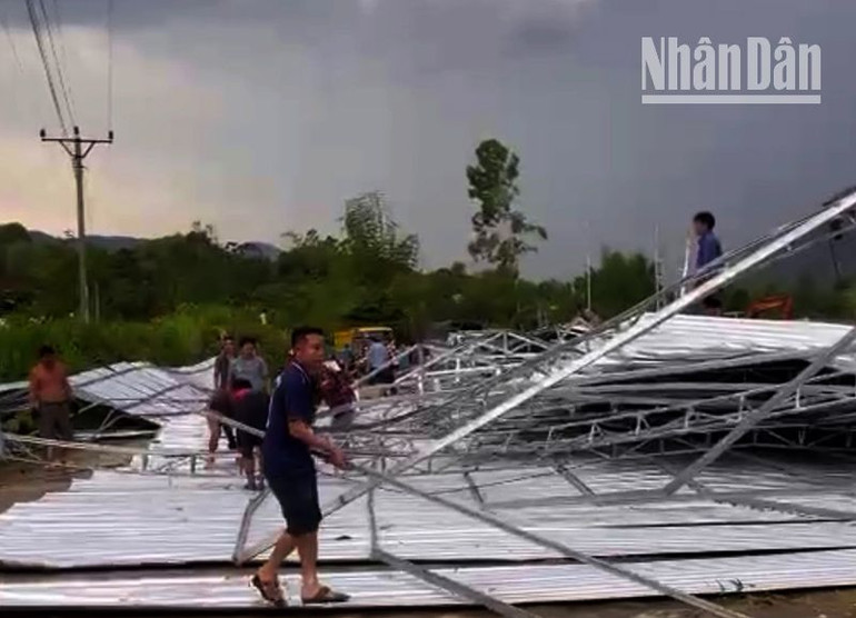 Kho nông sản tại bản Pái, xã Yên Hưng, huyện Sông Mã bị đổ sập hoàn toàn do dông lốc.