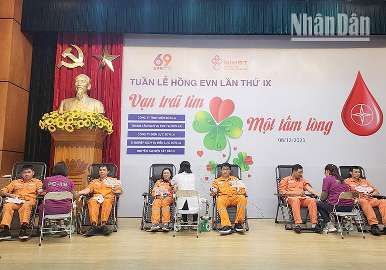 Tuần lễ hồng EVN tại Sơn La năm nay đã thu hút được sự tham gia hưởng ứng của hơn 170 cán bộ công nhân viên 5 đơn vị ngành điện. Tuần lễ hồng EVN tại Sơn La năm nay đã thu hút được sự tham gia hưởng ứng của hơn 170 cán bộ công nhân viên 5 đơn vị ngành điện.