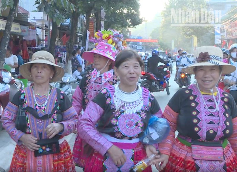 Dịp này, khắp các tuyến đường của Sơn La, đâu cũng thấy đồng bào các dân tộc xuống phố vui đón Tết Độc lập. Dịp này, khắp các tuyến đường của Sơn La, đâu cũng thấy đồng bào các dân tộc xuống phố vui đón Tết Độc lập.