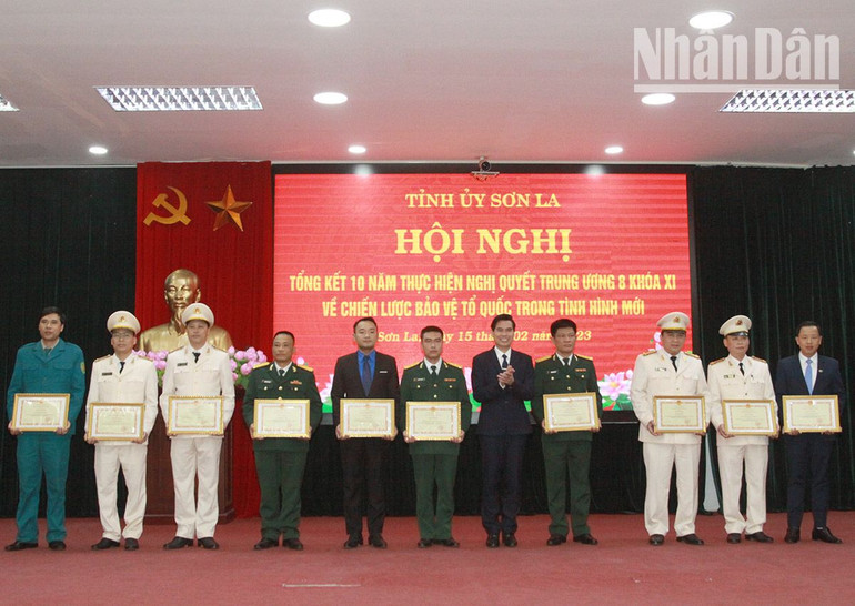 Đồng chí Chủ tịch Ủy ban nhân dân tỉnh Sơn La tặng Bằng khen cho đại diện các tập thể và cá nhân.