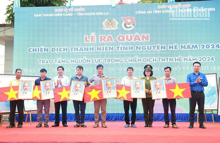 Trao tặng cờ Tổ quốc và ảnh Bác Hồ cho các bản thuộc xã Chiềng Sại, huyện Bắc Yên, Sơn La.