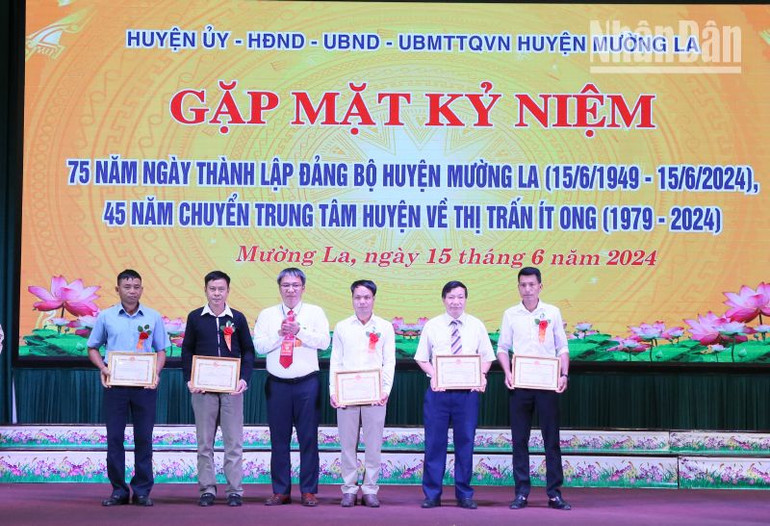 Đồng chí Chủ tịch Ủy ban nhân dân huyện Mường La tặng giấy khen cho các tập thể.