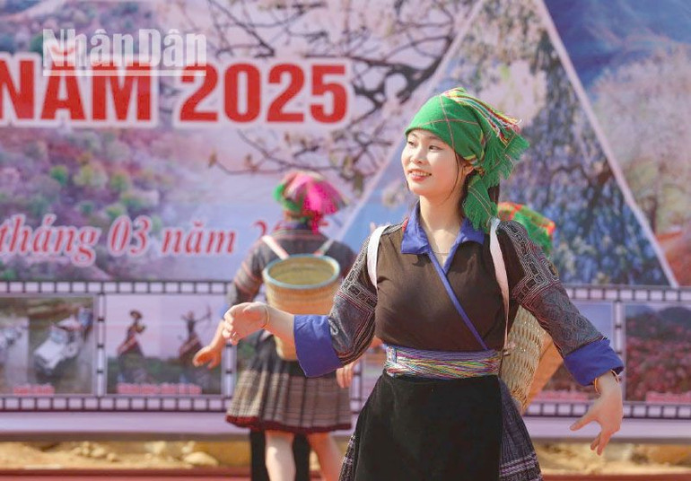 Trong ngày hội hoa Sơn tra xã Ngọc Chiến còn tổ chức thi nét đẹp trang phục dân tộc H’Mông miền cổ tích.