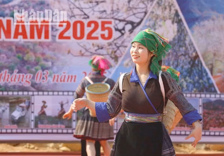 Trong ngày hội hoa Sơn tra xã Ngọc Chiến còn tổ chức thi nét đẹp trang phục dân tộc H’Mông miền cổ tích.