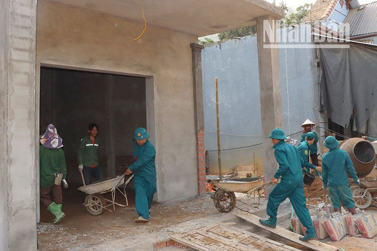 Trong quá trình triển khai xây dựng, sửa chữa nhà tạm, nhà dột nát, tỉnh Sơn La đã huy động được các lực lượng tham gia giúp gia đình người có công xóa nhà tạm.