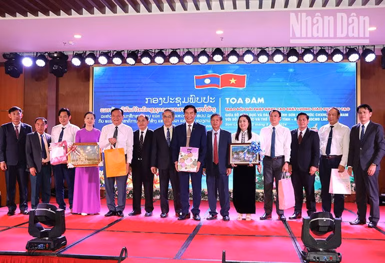 Đoàn công tác Sở Giáo dục và Thể thao các tỉnh tặng quà cho Sở Giáo dục và Đào tạo tỉnh Sơn La. Đoàn công tác Sở Giáo dục và Thể thao các tỉnh tặng quà cho Sở Giáo dục và Đào tạo tỉnh Sơn La.