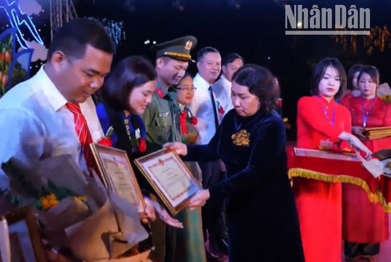 Đồng chí Phó Chủ tịch Ủy ban nhân dân tỉnh Sơn La trao Bằng khen của Chủ tịch Ủy ban nhân dân tỉnh cho các tập thể và cá nhân.