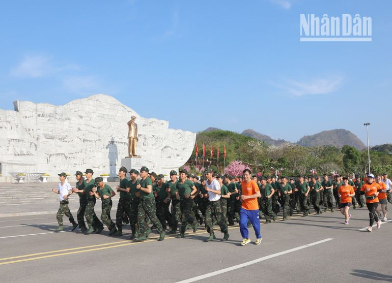 Lực lượng vũ trang Sơn La tham gia "Ngày chạy Olympic vì sức khỏe toàn dân" năm 2024.