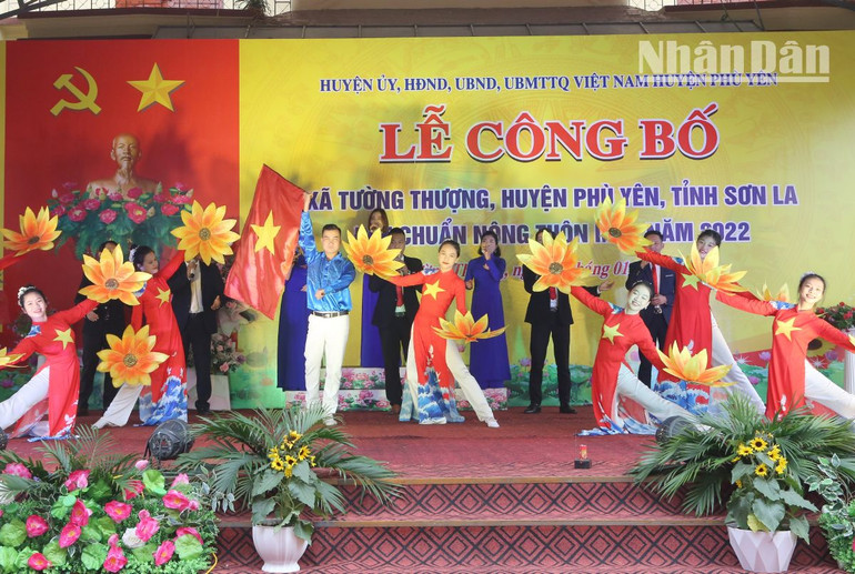 Văn nghệ chào mừng xã Tường Thượng được công nhận đạt chuẩn nông thôn mới.