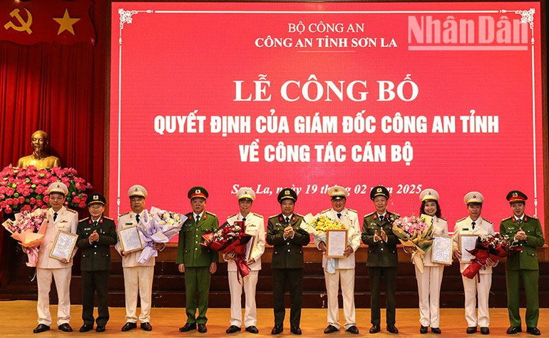 Ban Giám đốc Công an tỉnh Sơn La tặng hoa chúc mừng các đồng chí là trưởng phòng.