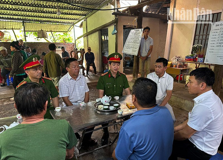 Ban Giám đốc Công an tỉnh, Ban An toàn giao thông tỉnh Sơn La và đại diện các ban, ngành huyện Yên Châu tổ chức thăm hỏi, động viên gia đình, thân nhân người bị nạn.