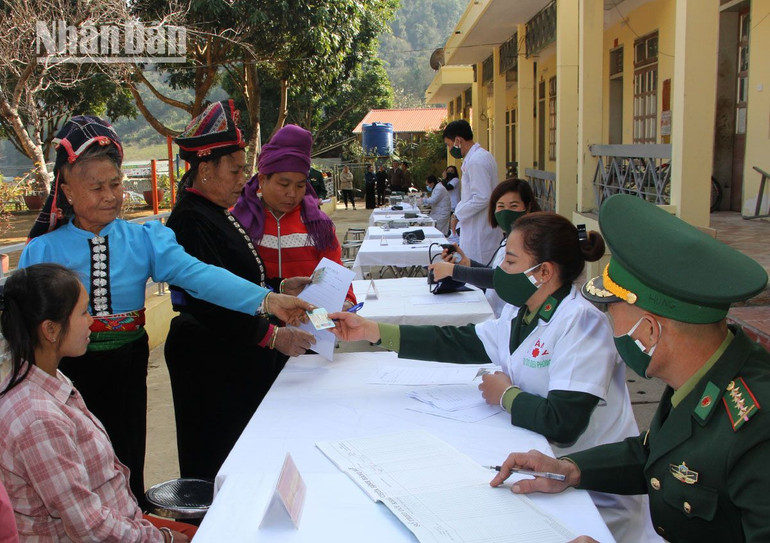 Tổ chức khám bệnh, cấp phát thuốc cho người dân xã biên giới Chiềng On.