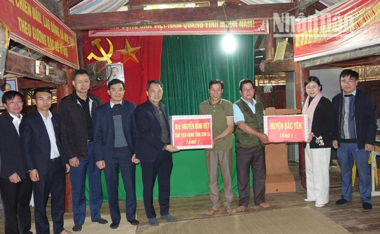 Đoàn công tác Ủy ban nhân dân tỉnh Sơn La và huyện Bắc Yên tặng quà nhân dân bản Ngậm, xã Song Pe.