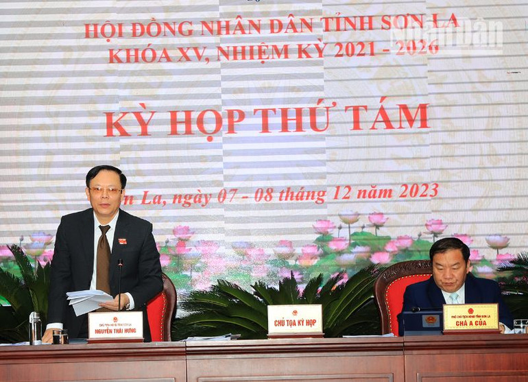 Đồng chí Chủ tịch Hội đồng nhân dân tỉnh Sơn La phát biểu tại phiên chất vấn. Đồng chí Chủ tịch Hội đồng nhân dân tỉnh Sơn La phát biểu tại phiên chất vấn.