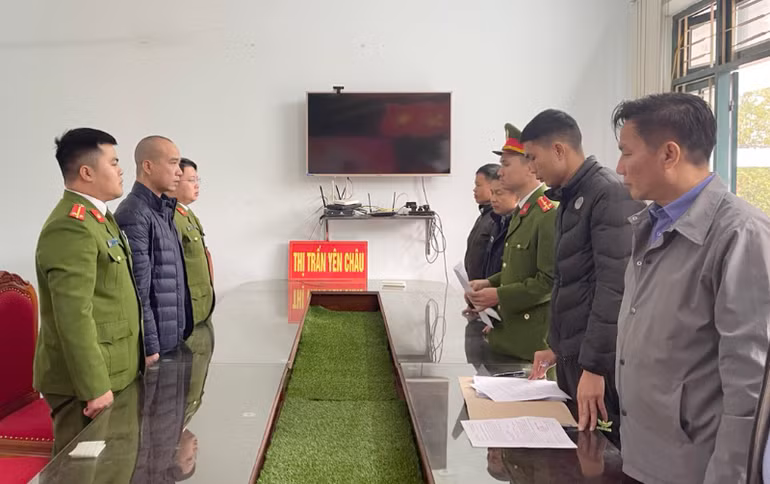 Cơ quan cảnh sát điều tra, Công an tỉnh Sơn La vừa thi hành lệnh giữ người trong trường hợp khẩn cấp đối với lái xe ô-tô khách Nguyễn Đình Hùng. Cơ quan cảnh sát điều tra, Công an tỉnh Sơn La vừa thi hành lệnh giữ người trong trường hợp khẩn cấp đối với lái xe ô-tô khách Nguyễn Đình Hùng.