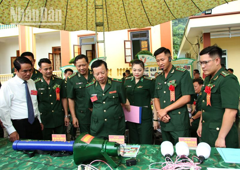 Các đại biểu tham quan những sáng kiến trong công tác huấn luyện.