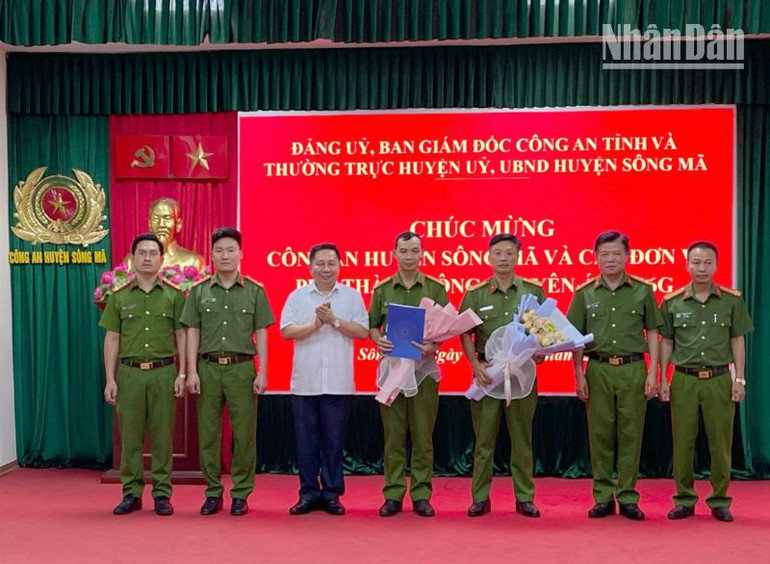 Ban Giám đốc Công an tỉnh Sơn La, lãnh đạo Huyện ủy, Ủy ban nhân dân huyện Sông Mã thưởng nóng Ban Chuyên án.
