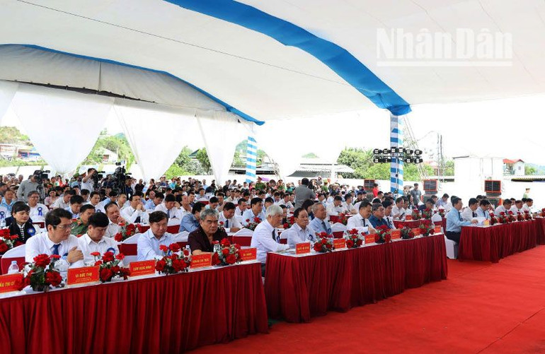 Các đại biểu dự lễ khởi công tuyến đường bộ cao tốc Hòa Bình-Mộc Châu.