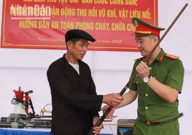 Tại Ngày hội Toàn dân bảo vệ an ninh Tổ quốc năm 2023, nhiều người dân đã tự giác đến giao nộp súng tự chế cho lực lượng chức năng.