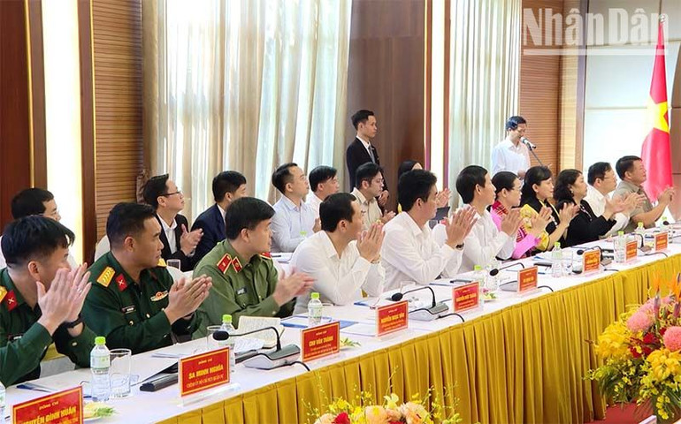 Các đồng chí trong Ban Thường vụ Tỉnh ủy Sơn La tại cuộc làm việc với đồng chí Bộ trưởng Quốc phòng. Các đồng chí trong Ban Thường vụ Tỉnh ủy Sơn La tại cuộc làm việc với đồng chí Bộ trưởng Quốc phòng.