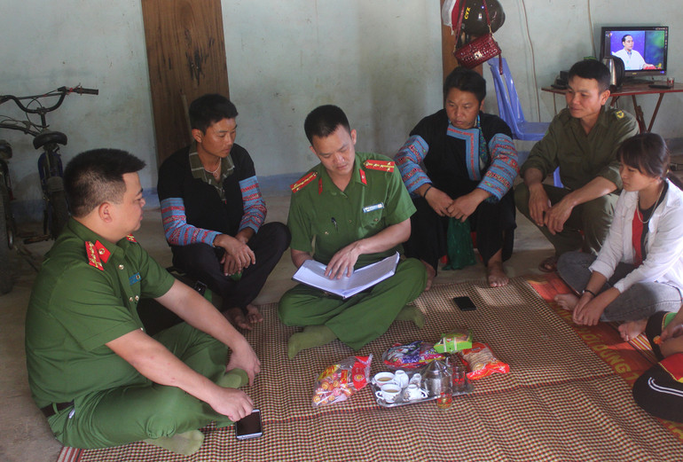 Tuyên truyền phòng chống buôn bán người qua biên giới cho đồng bào dân tộc H'Mông.