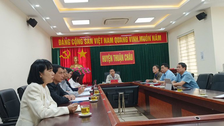 Ngay sau khi xảy ra mưa đá, ảnh hưởng tới người dân, huyện Thuận Châu đã họp chỉ đạo các cơ sở huy động người dân hỗ trợ các hộ bị ảnh hưởng.