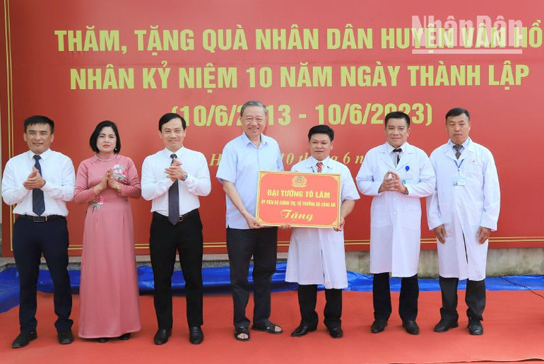 Đại tướng Tô Lâm trao tặng huyện Vân Hồ một chiếc xe cứu thương trị giá trên 1,2 tỷ đồng. Đại tướng Tô Lâm trao tặng huyện Vân Hồ một chiếc xe cứu thương trị giá trên 1,2 tỷ đồng.