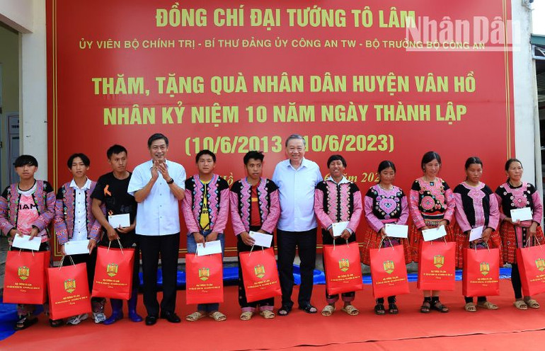 Đại tướng Tô Lâm và Bí thư Tỉnh ủy Sơn La trao 20 suất quà cho các gia đình có hoàn cảnh đặc biệt khó khăn trên địa bàn huyện Vân Hồ. Đại tướng Tô Lâm và Bí thư Tỉnh ủy Sơn La trao 20 suất quà cho các gia đình có hoàn cảnh đặc biệt khó khăn trên địa bàn huyện Vân Hồ.