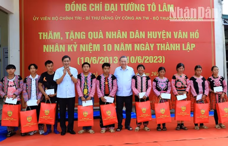 Đại tướng Tô Lâm và Bí thư Tỉnh ủy Sơn La trao 20 suất quà cho các gia đình có hoàn cảnh đặc biệt khó khăn trên địa bàn huyện Vân Hồ.