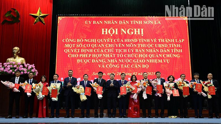 Lãnh đạo Ủy ban nhân dân tỉnh Sơn La trao Quyết định và tặng hoa chúc mừng các đồng chí được điều động, bổ nhiệm giữ chức vụ Phó Giám đốc các sở, ngành. Lãnh đạo Ủy ban nhân dân tỉnh Sơn La trao Quyết định và tặng hoa chúc mừng các đồng chí được điều động, bổ nhiệm giữ chức vụ Phó Giám đốc các sở, ngành.