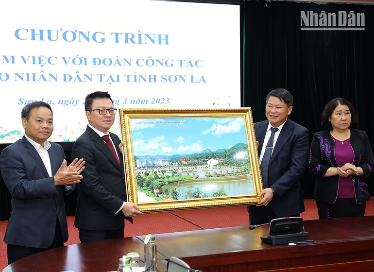 Tỉnh Sơn La tặng quà lưu niệm cho Đoàn công tác Báo Nhân Dân.