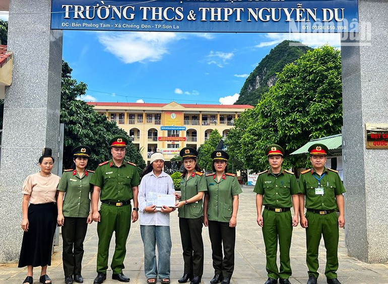 Đại diện lãnh đạo và tập thể cán bộ, chiến sĩ Công an Thành phố Sơn La trao 2 triệu đồng tới thí sinh có bố đẻ mất trước ngày thi tại điểm thi trường trung học phổ thông Nguyễn Du.