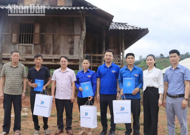 Trung ương Đoàn Thanh niên Cộng sản Hồ Chí Minh thăm, động viên và tặng quà cho các hộ gia đình đoàn viên, thanh niên có hoàn cảnh khó khăn tại Làng Thanh niên lập nghiệp Púng Bánh, huyện biên giới Sốp Cộp, Sơn La. (Ảnh: Huy Thành)