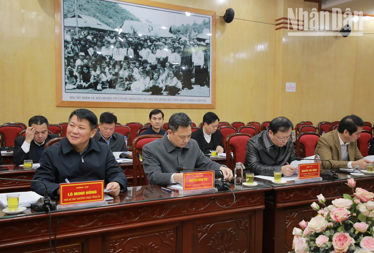 Các đồng chí lãnh đạo tỉnh Sơn La tại cuộc làm việc với Đoàn kiểm tra số 1352 của Bộ Chính trị. Các đồng chí lãnh đạo tỉnh Sơn La tại cuộc làm việc với Đoàn kiểm tra số 1352 của Bộ Chính trị.