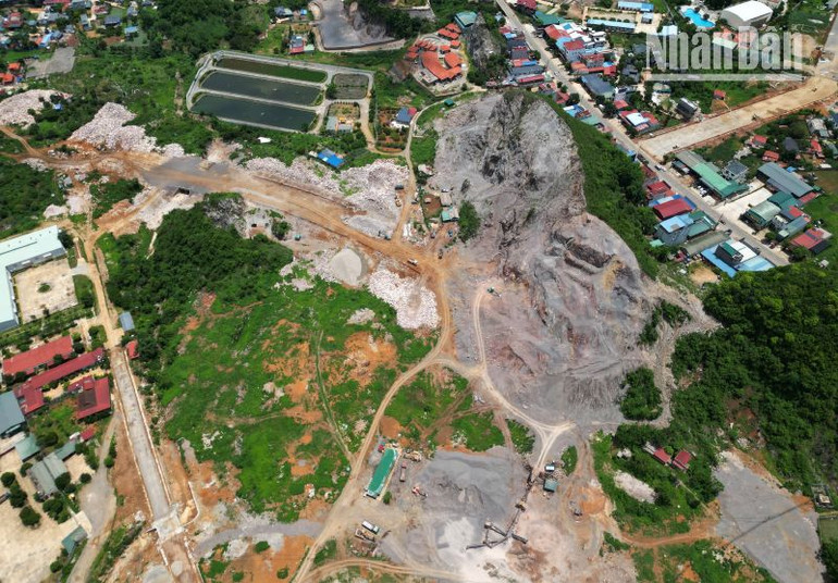 Khu vực khai thác khoáng sản của Công ty Cổ phần đầu tư và phát triển nông sản Tây Bắc ngay gần khu dân cư và quốc lộ 6 có thời hạn khai thác đến hết quý II/2023. (Ảnh chụp sáng 1/7/2023)