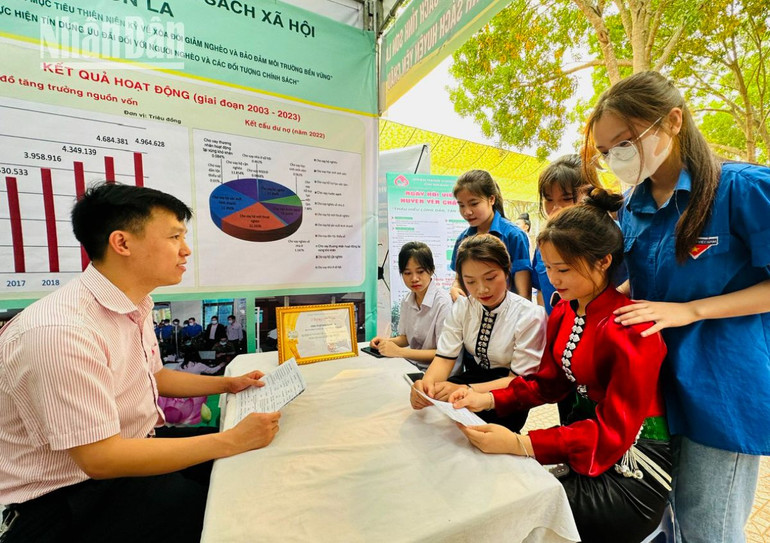 Cán bộ Ngân hàng Chính sách Xã hội tư vấn gói hỗ trợ học sinh vay vốn mua đồ dùng phục vụ học tập.