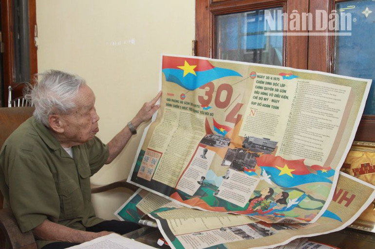 Cụ Tăng Hồng Phong rất phấn khởi khi được tặng phụ san đặc biệt của Báo Nhân Dân về kỷ niệm 50 năm Ngày Giải phóng miền nam, thống nhất đất nước.