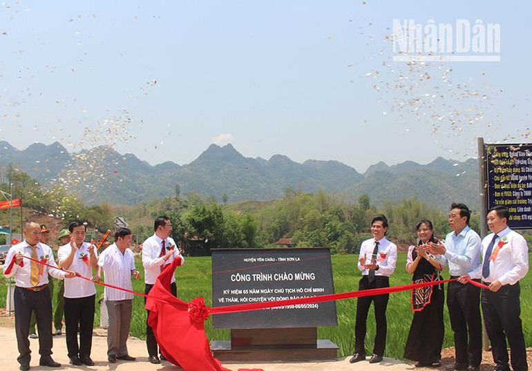 Nhân dịp này, huyện Yên Châu đã tổ chức gắn biển công trình chào mừng kỷ niệm 65 năm Ngày Chủ tịch Hồ Chí Minh về thăm, nói chuyện với đồng bào các dân tộc Yên Châu.