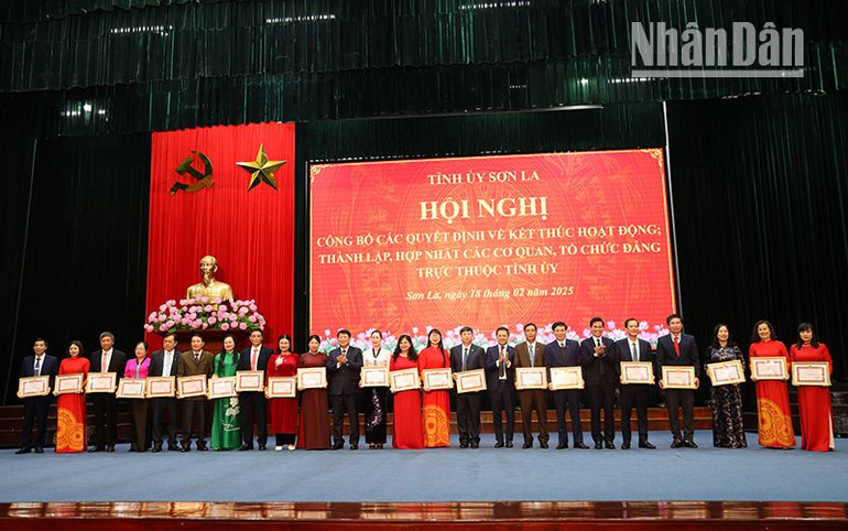 Các đồng chí lãnh đạo Tỉnh ủy, Ủy ban nhân dân tỉnh Sơn La trao Bằng khen của Ban Thường vụ Tỉnh ủy Sơn La cho 24 cá nhân.