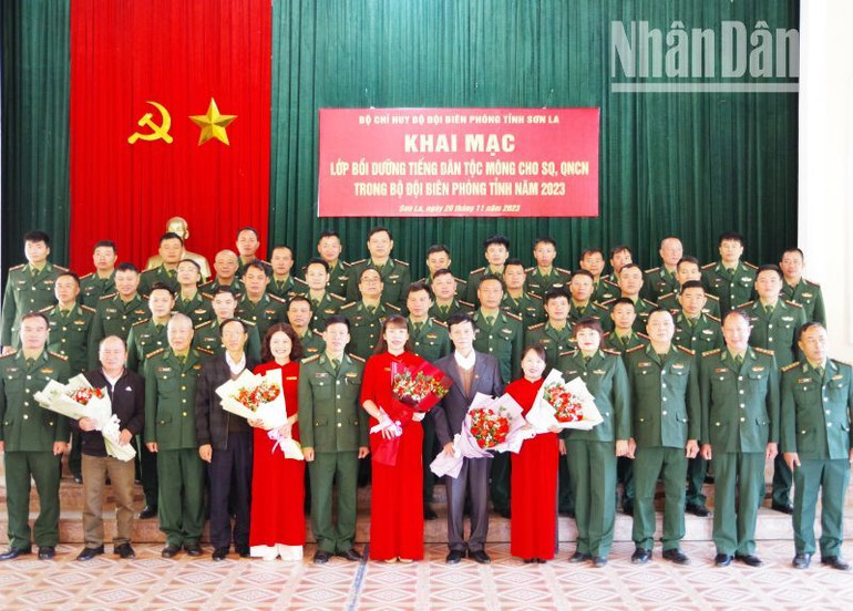 Nhân dịp Ngày Nhà giáo Việt Nam 20/11, đại diện Bộ Chỉ huy Bộ đội Biên phòng tỉnh Sơn La tặng hoa chúc mừng các thầy, cô giáo lớp bồi dưỡng. (Ảnh: QUÀNG HÙNG)