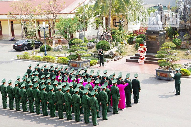 Các gương mặt trẻ tiêu biểu của Bộ đội Biên phòng tỉnh Sơn La dâng hoa báo công trước Tượng đài Bác Hồ.