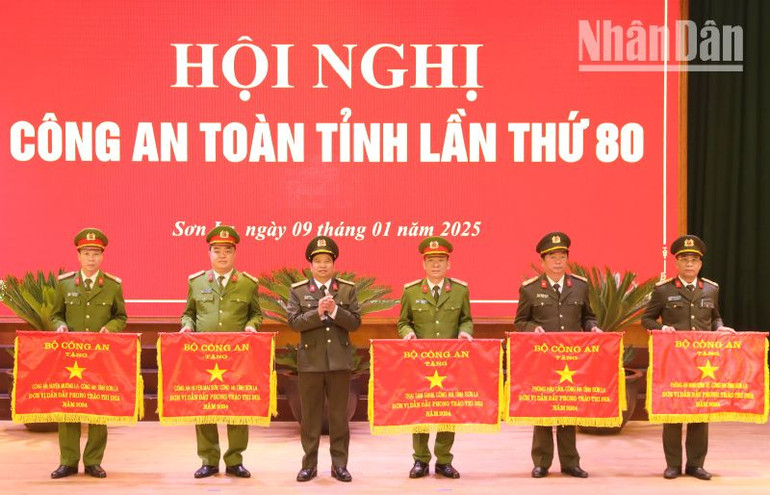 Đại tá Đặng Trọng Cường, Ủy viên Ban Thường vụ Tỉnh ủy, Giám đốc Công an tỉnh Sơn La chuyển trao Cờ thi đua của Bộ Công an cho các tập thể có thành tích xuất sắc. Đại tá Đặng Trọng Cường, Ủy viên Ban Thường vụ Tỉnh ủy, Giám đốc Công an tỉnh Sơn La chuyển trao Cờ thi đua của Bộ Công an cho các tập thể có thành tích xuất sắc.